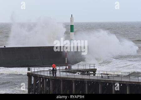 Ceredigion Aberystwyth Wales UK, mercredi 13 mars 2019. Météo France : Storm Gareth, le dernier ouragan de la saison, résultats le front de mer à Aberystwyth. Le vent de force tempête Gareth devraient ramener le endommager des rafales à 70mph irlandais exposés sur les côtes maritimes d'aujourd'hui. Crédit photo : Keith Morris/Alamy Live News Banque D'Images