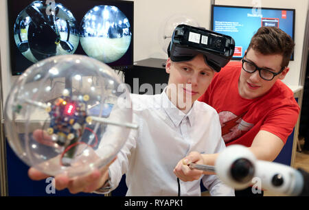 Rostock, Allemagne. Mar 13, 2019. Jonas Eckhardt (l.) et Moritz Erdmann (r.) de l'Albert-Einstein-Gymnasium de Neubrandenburg prendre part à la présentation des projets de jeunes chercheurs du 29e concours de l'état 'Jugend Forscht' et 'Schüler experimentieren'. Ils montrent une boule robot, un autre concept de la locomotion dans laquelle le poids d'un corps est utilisé pour la locomotion. Credit : Danny Gohlke/dpa/Alamy Live News Banque D'Images