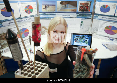 Rostock, Allemagne. Mar 13, 2019. De l'Aschemann Olivia Bengi Innerstädtisches Gymnasium à Rostock prend part à la présentation des projets de jeunes chercheurs du 29e concours de l'état 'Jugend Forscht' et 'Schüler experimentieren'. Olivia Bengi Aschemann et son équipe ont analysé la proportion des résidus d'artifice incendié lors des campagnes de collecte des déchets sur la plage de la mer Baltique. Leur enquête ils veulent appuyer les sections spécialement désigné pour le tir d'artifice pour le Nouvel An. Credit : Danny Gohlke/dpa/Alamy Live News Banque D'Images