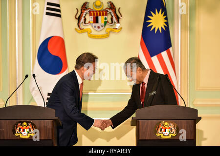 Putrajaya, Malaisie. Mar 13, 2019. Le président sud-coréen Moon Jae-in (L) et le Premier Ministre malaisien Mahathir Mohamad se serrer la main lors d'une conférence de presse commune à Putrajaya, Malaisie, le 13 mars 2019. Credit : Chong Chung Voon/Xinhua/Alamy Live News Banque D'Images