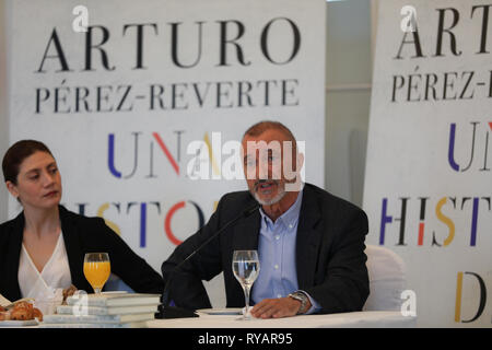 Madrid, Espagne. Mar 13, 2019. Arturo Pérez Reverte, vu la présentation de son livre d'histoire au cours d'une conférence de presse.Quatre ans de livraisons épisode sous le titre ''Patente de corso'' Arturo Pérez Reverte ont fourni avec le matériel pour ''Une histoire de l'Espagne'', la compilation de son ''lectures, l'expérience et le bon sens'' à propos de la mémoire du pays, '' de ses origines à la fin de la Transition" Crédit : Jésus Encarna SOPA/Images/ZUMA/Alamy Fil Live News Banque D'Images