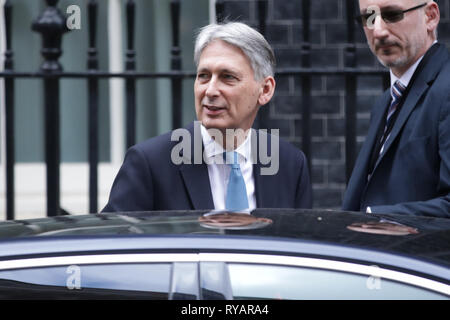 (190313) -- Londres, 13 mars 2019 (Xinhua) -- le ministre des Finances britannique Philip Hammond quitte le 11 Downing Street pour présenter sa déclaration au Parlement au printemps, à Londres, en Grande-Bretagne, le 13 mars 2019. (Xinhua/Joe Newman) Banque D'Images