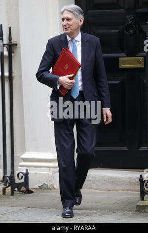 (190313) -- Londres, 13 mars 2019 (Xinhua) -- le ministre des Finances britannique Philip Hammond quitte le 11 Downing Street pour présenter sa déclaration au Parlement au printemps, à Londres, en Grande-Bretagne, le 13 mars 2019. (Xinhua/Joe Newman) Banque D'Images