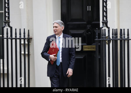 (190313) -- Londres, 13 mars 2019 (Xinhua) -- le ministre des Finances britannique Philip Hammond quitte le 11 Downing Street pour présenter sa déclaration au Parlement au printemps, à Londres, en Grande-Bretagne, le 13 mars 2019. (Xinhua/Joe Newman) Banque D'Images