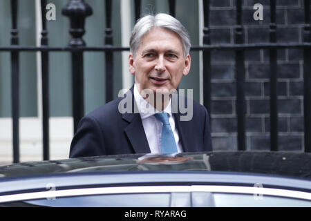 (190313) -- Londres, 13 mars 2019 (Xinhua) -- le ministre des Finances britannique Philip Hammond quitte le 11 Downing Street pour présenter sa déclaration au Parlement au printemps, à Londres, en Grande-Bretagne, le 13 mars 2019. (Xinhua/Joe Newman) Banque D'Images