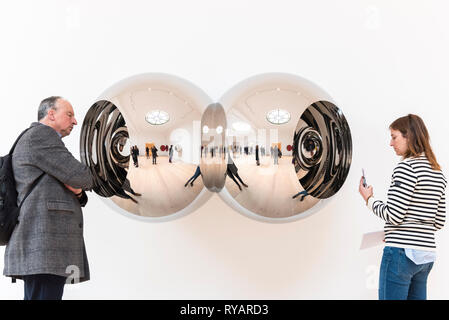 Londres, Royaume-Uni. 13 mars 2019. Les visiteurs vue 'Alice-Double", 2017, par Anish Kapoor. Une séance de photos pour le lancement d'une exposition solo par Anish Kapoor, au manoir restauré Pitzhanger et Gallery, à Ealing. L'exposition est présentée du 16 mars au 18 août 2019. Crédit : Stephen Chung / Alamy Live News Banque D'Images