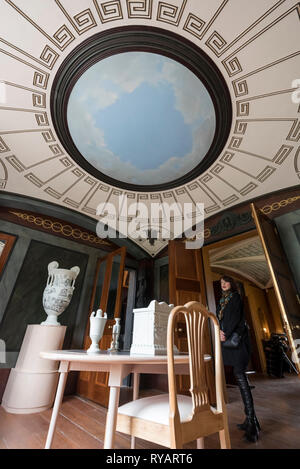 Londres, Royaume-Uni. 13 mars 2019. Plafond d'une chambre au rez-de-chaussée intérieur de Pitzhanger Manor. Une séance de photos pour l'ouverture de Pitzhanger Manor et Gallery, à Ealing, après une année 3, €12 millions de projet de restauration. Une fois à la maison de l'architecte de renom, Sir John Soane, la galerie adjacente lance avec une exposition solo par Anish Kapoor, 16 mars au 18 août 2019. Crédit : Stephen Chung / Alamy Live News Banque D'Images