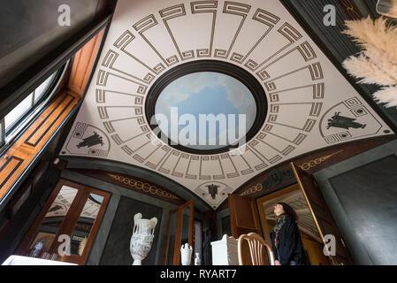 Londres, Royaume-Uni. 13 mars 2019. Plafond d'une chambre au rez-de-chaussée intérieur de Pitzhanger Manor. Une séance de photos pour l'ouverture de Pitzhanger Manor et Gallery, à Ealing, après une année 3, €12 millions de projet de restauration. Une fois à la maison de l'architecte de renom, Sir John Soane, la galerie adjacente lance avec une exposition solo par Anish Kapoor, 16 mars au 18 août 2019. Crédit : Stephen Chung / Alamy Live News Banque D'Images