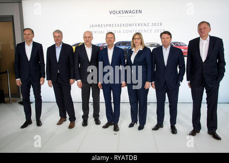 La gestion de Volkswagen AG, à partir de la gauche : Oliver Blume, Groupe de marque, AoSport & Luxury, Aò, Dr. Ing. Stefan Sommer, chef de la direction financière, AoComponent et marchés publics, Frank propriétaire, Finance & Controlling, chef de la direction financière, directeur financier, Herbert DIESS, Directeur général, DIRECTEUR GÉNÉRAL, Hiltrud Dorothea Werner, Chef de la direction financière, juridique et AoIntegritvsst Omhein Abraham Aboam, marque, Groupe, AoPremium, Aò , Andreas Renschler, Groupe de marque, AoTruck & Bus, Aò, manquant : Gunnar Kilian, Division, AoPersonal, Aò Conférence annuelle de presse de Volkswagen AG, Aktiengesellschaft à Wolfsburg sur 12.03.2019. ¬ | Banque D'Images