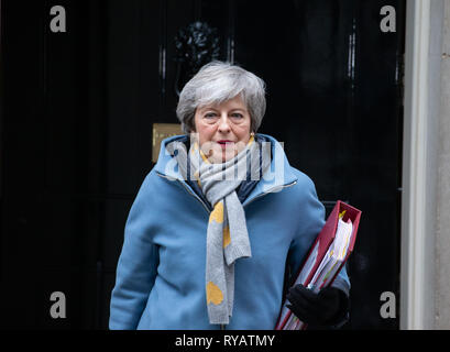 Londres, Royaume-Uni. 13Th Mar 2019. Le Premier ministre britannique, Theresa May, laisse 10 Downing Street pour aller au Parlement pour les logements familiaux. Elle fait face à un vote sur la question de savoir si le Parlement accepte un accord de non-option. La nuit dernière, elle a perdu le vote "utile" sur son Brexit deal. Credit : Tommy Londres/Alamy Live News Banque D'Images