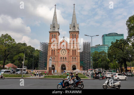 District 1, Ho Chi Minh City, Vietnam, le mercredi 13 mars 2019. Météo Saigon ::Hot spring day avec des sommets de 36 degrés. Basilique Notre-Dame de Saigon a été construit à partir de 1863-1880 au cours de l'occupation coloniale française du Vietnam. La cathédrale néo-romane affiche distinct, telles les deux clochers géant (holding six cloches en bronze), orné de vitraux, et une façade en briques rouges qui a fasciné les gens au cours de sa construction. Les briques ont été importées de Marseille et ont été incroyablement unique pendant cette période. Il a été conféré une basilique par le Vatican en 1959 et Banque D'Images