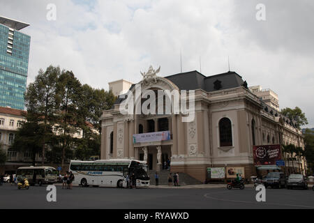 District 1, Ho Chi Minh City, Vietnam, le mercredi 13 mars 2019. Météo Saigon ::Hot spring day avec des sommets de 36 degrés. L'Opéra de Saigon à Ho Chi Minh est un élégant bâtiment de style colonial à l'intersection de le loi et la rue Dong Khoi dans District 1, très proche de la célèbre cathédrale Notre-Dame et la poste centrale classique. Les trois étages restauré 800 places Opera House a été construit en 1897 et est utilisé pour mettre en scène non seulement l'opéra, mais aussi un large éventail d'événements artistiques y compris le ballet, les concerts de musique, danse traditionnelle vietnamienne et joue. Credit : WansfordPhoto/Alamy Vivre sw Banque D'Images