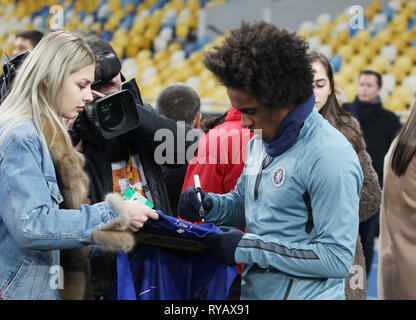 Kiev, Ukraine. Mar 13, 2019. WILLIAN Chelsea donne une signature pour fans, avant une session de formation sur le stade Olimpiyskiy à Kiev, Ukraine, le 13 mars 2019. Fera face à Chelsea Dynamo Kiev dans l'UEFA Europa League, deuxième jambe match de football à Kiev le 14 mars 2019. Crédit : Serg Glovny/ZUMA/Alamy Fil Live News Banque D'Images