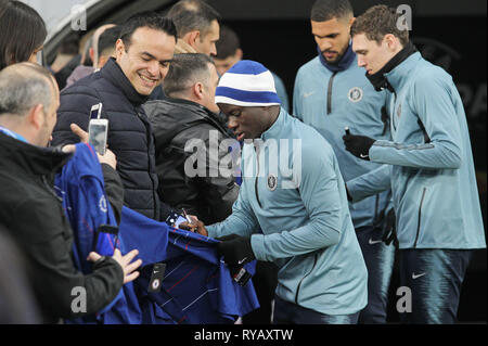 Kiev, Ukraine. Mar 13, 2019. Chelsea N'Golo KANTE (C) donne une signature pour les fans, avant une session de formation sur le stade Olimpiyskiy à Kiev, Ukraine, le 13 mars 2019. Fera face à Chelsea Dynamo Kiev dans l'UEFA Europa League, deuxième jambe match de football à Kiev le 14 mars 2019. Crédit : Serg Glovny/ZUMA/Alamy Fil Live News Banque D'Images