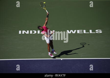 12 mars 2019 Rafael Nadal (ESP) sert contre Diego Schwartzman (ARG) au cours de la 2019 BNP Paribas Open à Indian Wells Tennis Garden à Indian Wells, en Californie. Charles Baus/CSM Banque D'Images