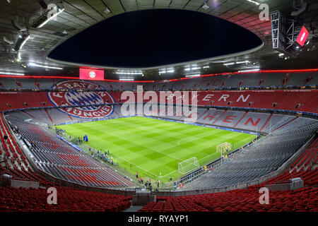 Munich, Allemagne. Mar 13, 2019. Football : Ligue des Champions, knockout ronde, ronde de 16 ans, deuxième étape : FC Bayern Munich - FC Liverpool dans l'Allianz Arena. Des milliers de sièges vides peut être vu dans l'Allianz Arena avant le début du jeu. Photo : Matthias Balk/dpa dpa : Crédit photo alliance/Alamy Live News Banque D'Images