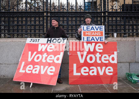 Londres, Royaume-Uni. 13 mars 2019. Pro-Brexit stade supporters une manifestation devant le Parlement. Les députés sont de voter sur l'opportunité de retirer l'absence d'accord qu'un Brexit option. Crédit : Stephen Chung / Alamy Live News Banque D'Images