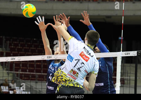 Gdansk, Pologne Mars 13th. 2019 Trefl Gdansk (Pologne) v Zenit Kazan (Russie) CEV Champions League 1/4 de finale - Hommes volley-ball jeu. MACIEJ MUZAJ (12) de Trefl Gdansk est vu en action contre l'ARTEM VOLOVICH (4) de l'Zenit-Kazan Pacajev © Vadim / Alamy Live News Banque D'Images