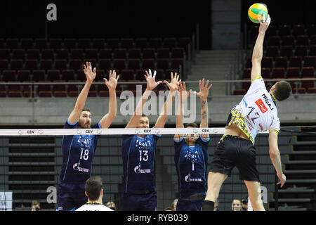 Gdansk, Pologne Mars 13th. 2019 Trefl Gdansk (Pologne) v Zenit Kazan (Russie) CEV Champions League 1/4 de finale - Hommes volley-ball jeu. MACIEJ MUZAJ (12) de Trefl Gdansk est vu en action contre Matthew Anderson (1) d'Zenit-Kazan, ALEXEY SAMOYLENKO (13) d'Zenit-Kazan, MAXIM MIKHAILOV (18) d'Zenit-Kazan Pacajev © Vadim / Alamy Live News Banque D'Images