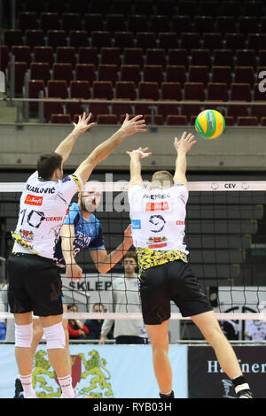 Gdansk, Pologne Mars 13th. 2019 Trefl Gdansk (Pologne) v Zenit Kazan (Russie) CEV Champions League 1/4 de finale - Hommes volley-ball jeu. MAXIM MIKHAILOV (18) d'Zenit-Kazan est vu en action contre NIKOLA MIJAILOVIC (10) de Trefl Gdansk , PATRYK NIEMIEC (9) de Trefl Gdansk © Vadim Pacajev / Alamy Live News Banque D'Images