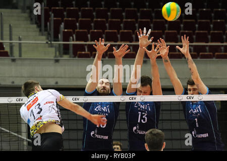 Gdansk, Pologne Mars 13th. 2019 Trefl Gdansk (Pologne) v Zenit Kazan (Russie) CEV Champions League 1/4 de finale - Hommes volley-ball jeu. RUBEN SCHOTT (13) de Trefl Gdansk est vu en action contre MAXIM MIKHAILOV (18) d'Zenit-Kazan, ALEXEY SAMOYLENKO (13) d'Zenit-Kazan , Matthew Anderson (1) d'Zenit-Kazan Pacajev © Vadim / Alamy Live News Banque D'Images