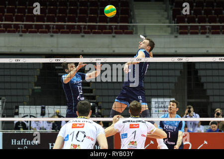 Gdansk, Pologne Mars 13th. 2019 Trefl Gdansk (Pologne) v Zenit Kazan (Russie) CEV Champions League 1/4 de finale - Hommes volley-ball jeu. ALEXEY SAMOYLENKO (13) d'Zenit-Kazan est vu en action contre NIKOLA MIJAILOVIC (10) de Trefl Gdansk © Vadim Pacajev / Alamy Live News Banque D'Images