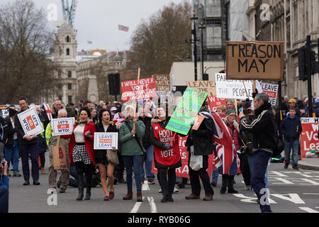 Londres, Royaume-Uni. Mar 13, 2019. 13 mars 2019 Brexit en dehors des militants le Palais de Westminster le jour premier ministre peut perd le vote et supprime l'absence d'accord de la négociations Brexit Crédit : Thomas Bowles/Alamy Live News Banque D'Images