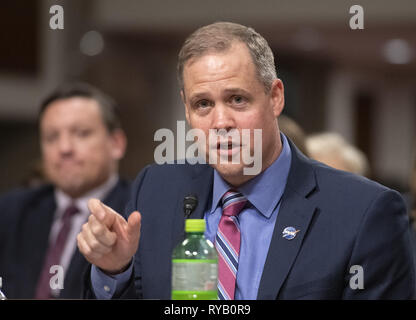 13 mars 2019 - Washington, District of Columbia, États-Unis - Jim Bridenstine, Administrateur, National Aeronautics and Space Administration, témoigne devant le comité du Sénat américain sur le commerce, les sciences, et le transport sur ''La nouvelle course à l'espace : Assurer le leadership mondial des États-Unis sur l'ultime frontière'' sur la colline du Capitole à Washington, DC le mercredi 13 mars, 2019 (Crédit Image : © Ron Sachs/CNP via Zuma sur le fil) Banque D'Images