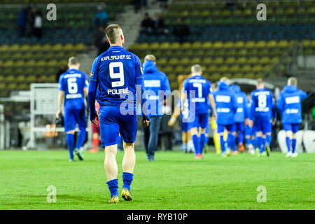 Déception à Marvin Pourie (KSC) après la fin du jeu, l'équipe du KSC promenades hors du court. GES/Soccer/3. Liga : Karlsruher SC - VfR Aalen, 13.03.2019 - Football/soccer 3e Division : Karlsruher SC vs VfR Aalen, Karlsruhe, Mar 13, 2019 - Le monde d'utilisation | Banque D'Images