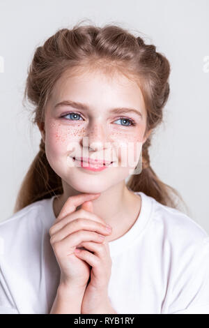 Cheerful young lady avec rare de rousseur sur ses joues Banque D'Images