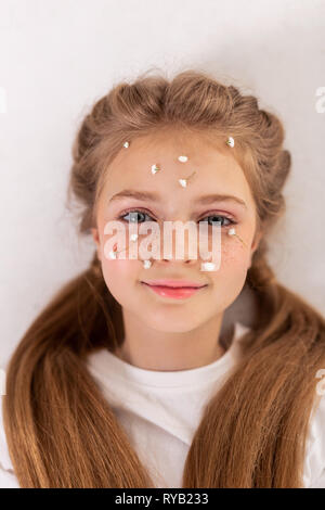 Belle jeune fille agréable avec des taches de rousseur sur ses joues Banque D'Images