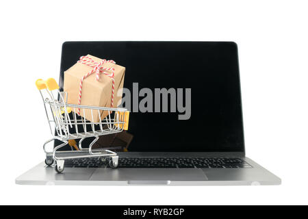 Dans les boîtes d'un chariot sur un clavier d'ordinateur portable isolé sur fond blanc. Le magasinage en ligne concpet Banque D'Images