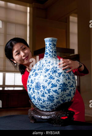 Luk Yu-Ping conservatrice du projet : Ming : 50 ans qui ont changé la Chine - grand flacon en porcelaine décor peint avec décoration de fleurs de lotus bleu . faites dans la province de Jiangxi jingdezhen , Chine 1426-1435 Dynastie Ming Xuande en porcelaine bleu et blanc emblématique ballon avec lotus décoration à plus de 50cm de haut c'est le plus grand dans le procln Ming Imperial British Museum collection . Le bleu et blanc est devenu immensément populaire dans toute la Chine et dans le monde entier pendant les dynasties Ming lorsque pour la première fois qu'il atteint l'Europe en vrac. . Dans la ville de Jingdezhen dans le sud-est de la Chine continue de réduire les marchandises en porcelaine Banque D'Images