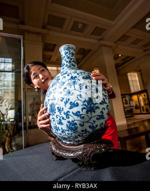 Luk Yu-Ping conservatrice du projet : Ming : 50 ans qui ont changé la Chine - grand flacon en porcelaine décor peint avec décoration de fleurs de lotus bleu . faites dans la province de Jiangxi jingdezhen , Chine 1426-1435 Dynastie Ming Xuande en porcelaine bleu et blanc emblématique ballon avec lotus décoration à plus de 50cm de haut c'est le plus grand dans le procln Ming Imperial British Museum collection . Le bleu et blanc est devenu immensément populaire dans toute la Chine et dans le monde entier pendant les dynasties Ming lorsque pour la première fois qu'il atteint l'Europe en vrac. . Dans la ville de Jingdezhen dans le sud-est de la Chine continue de réduire la vaisselle pour la porcelaine Banque D'Images