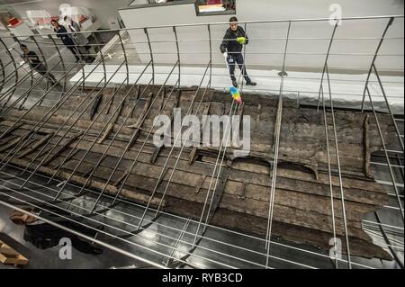 Vues de survivre plus longtemps à partir de bois d'un navire de guerre Viking jamais trouvé affiché au Royaume-Uni pour la première fois. Les poutrelles ont été patiemment assemblés comme un immense puzzle et placé à l'intérieur d'un socle en acier taille réelle . Le travail de reconstruction est par les membres Musée National du Danemark qui sont venus au Musée en particulier. Les 37 mètres de long navire constituent le joyau de l'exposition du Musée britannique BP, les Vikings : la vie et la légende. Le navire, connu sous le nom de Roskilde 6, a été fouillé par les banques du fjord de Roskilde au Danemark au cours des travaux entrepris pour développer l'Roski Banque D'Images