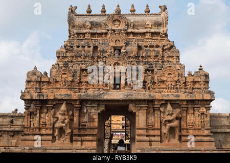 Entrée privée, ou "Gopuram", à l'Brihadeshwara temple à Tanjore au Tamil Nadu, en Inde, avec des gardes, ou Dvarapalas, représenté sur un côté ou Banque D'Images