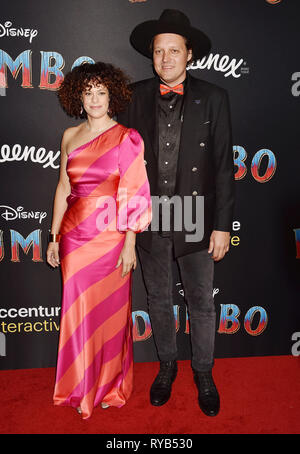 HOLLYWOOD, CA - le 11 mars : Régine Chassagne (L) et Win Butler d'Arcade Fire assister à la première de Disney's 'Dumbo' au El Capitan Theatre le 11 mars 2019 à Los Angeles, Californie. Banque D'Images