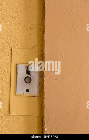 Bouton d'appel à l'ancien ascenseur avec grungy motif dans un bâtiment soviétique post-soviétique à Riga, Lettonie Banque D'Images