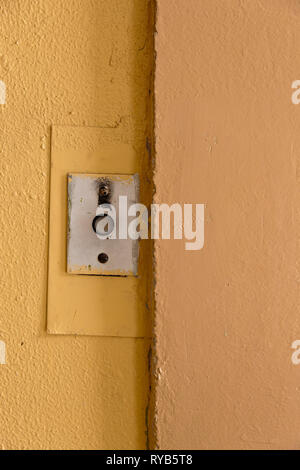 Bouton d'appel à l'ancien ascenseur avec grungy motif dans un bâtiment soviétique post-soviétique à Riga, Lettonie Banque D'Images