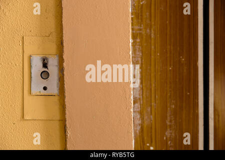 Bouton d'appel à l'ancien ascenseur avec grungy motif dans un bâtiment soviétique post-soviétique à Riga, Lettonie Banque D'Images