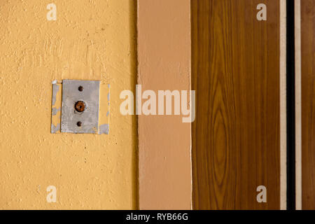 Bouton d'appel à l'ancien ascenseur avec grungy motif dans un bâtiment soviétique post-soviétique à Riga, Lettonie Banque D'Images