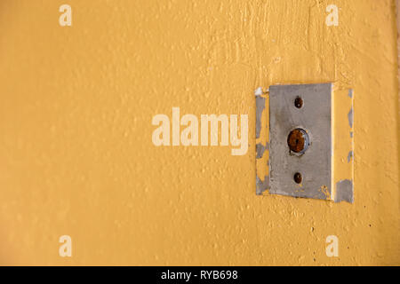 Bouton d'appel à l'ancien ascenseur avec grungy motif dans un bâtiment soviétique post-soviétique à Riga, Lettonie Banque D'Images