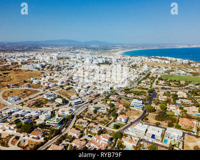 Drone aérien Vue sur Lagos quartier résidentiel et Maisons au Portugal Banque D'Images