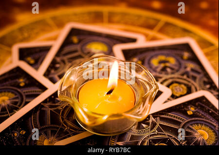 Tableau ésotérique tarots avec bougie et Banque D'Images