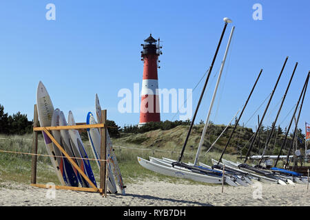 Le phare de Hörnum sur Sylt et bateaux sur la plage Banque D'Images