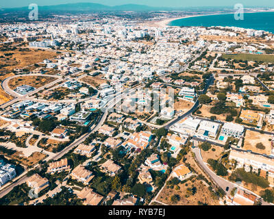 Drone aérien Vue sur Lagos quartier résidentiel et Maisons au Portugal Banque D'Images