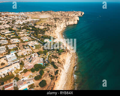 Drone aérien Vue sur Lagos quartier résidentiel et Maisons au Portugal Banque D'Images