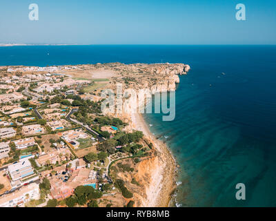 Drone aérien Vue sur Lagos quartier résidentiel et Maisons au Portugal Banque D'Images