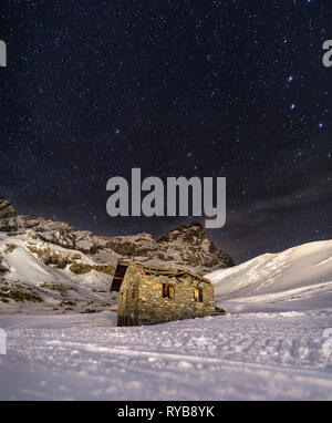 Starscape au-dessus du Cervin à Breuil Cervinia, Italie Banque D'Images