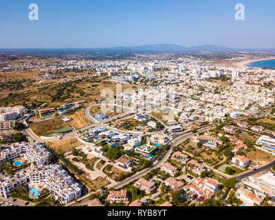 Drone aérien Vue sur Lagos quartier résidentiel et Maisons au Portugal Banque D'Images